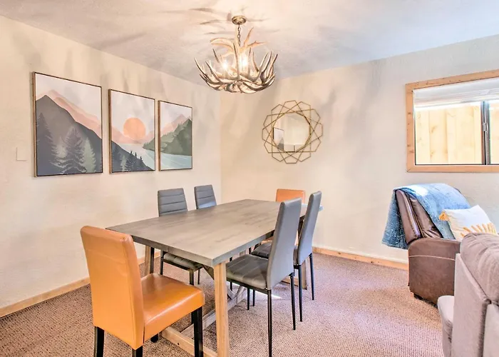 Near Hiking & Main St! Mtn-View Red River Retreat