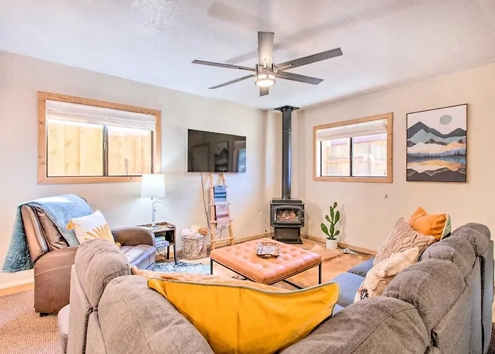 Near Hiking & Main St! Mtn-View Red River Retreat