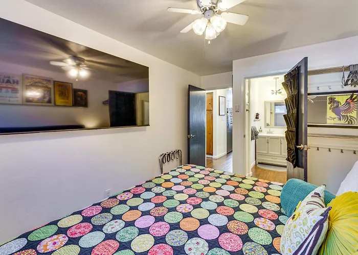 Steps To Main St! Red River Condo W/ Mtn-View Deck